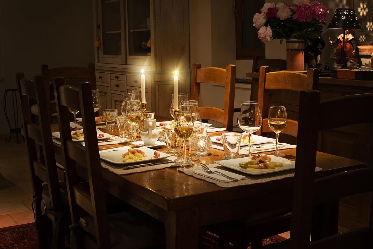 Soirée à thème à la maison : scénographie, lumière et dress code